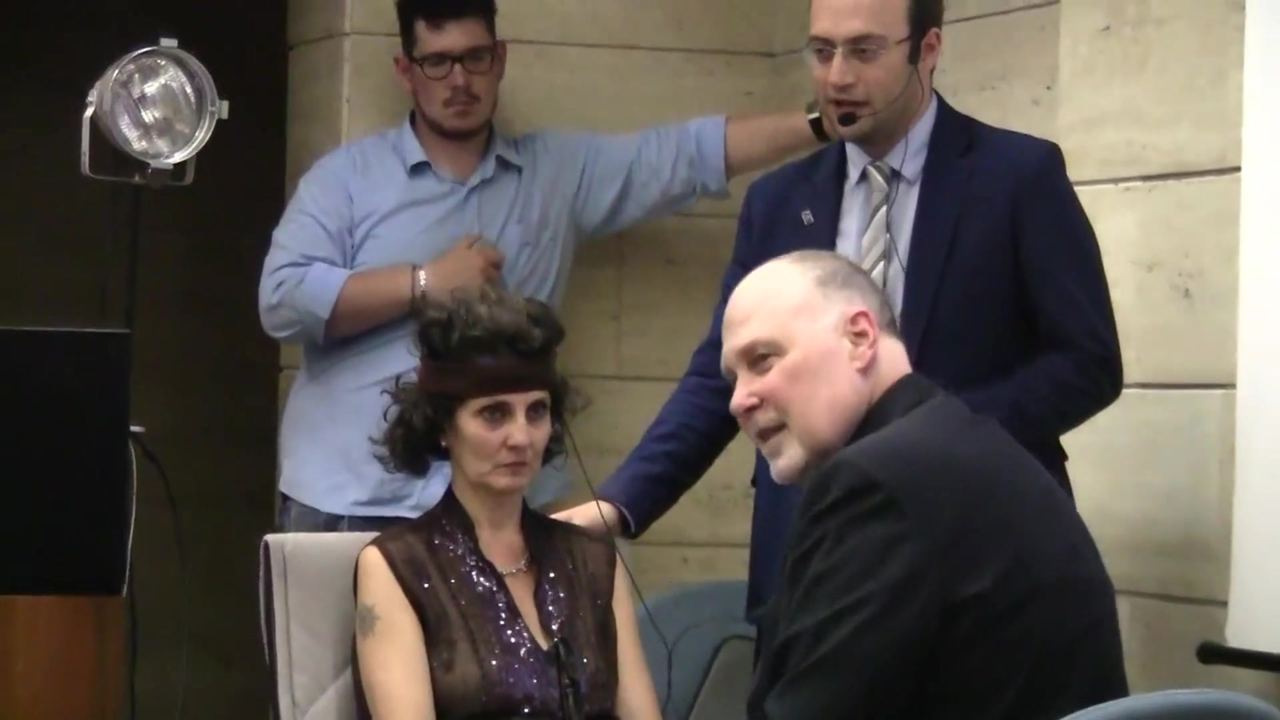 Tom Silver guida una volontaria con la cuffia EEG