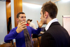 Homme effectuant une technique de fascination